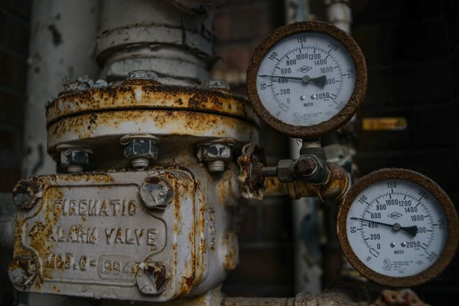 Close-up of an analogue boiler pressure gauge, the kind of quick check worth doing before booking an engineer in Shawlands